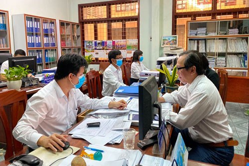Người dân nộp thuế tại Cục Thuế Bình Định. Ảnh minh họa