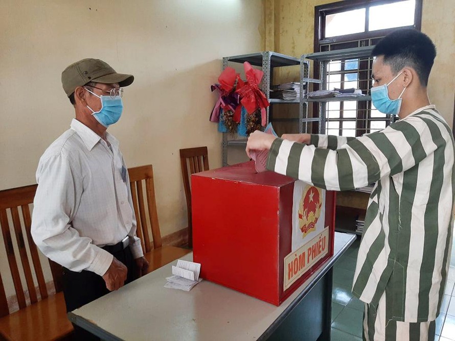 Những cử tri "đặc biệt" tại Nhà tạm giữ của Công an huyện Chư Pah (Gia Lai) thực hiện quyền bầu cử sáng 23/5. Ảnh: Đình Văn