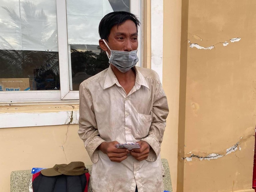 Anh Trần Văn Khánh rưng rưng vì được các tấm lòng hảo tâm hỗ trợ 7,7 triệu đồng về quê tránh dịch