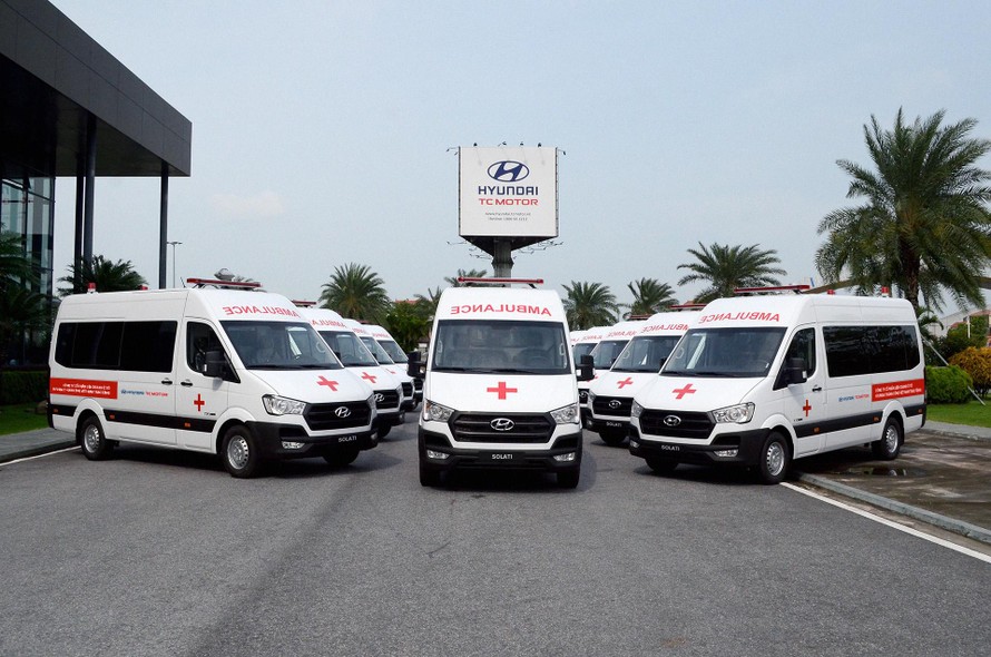 10 chiếc xe Hyundai Solati cứu thương trị giá 10,8 tỷ đồng được HTV trao tặng cho các bệnh viện tuyến đầu chống dịch thông qua Mặt trận Tổ quốc Việt Nam