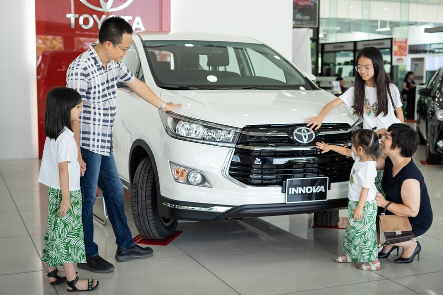Khách hàng tìm hiểu các dòng xe của Toyota đang bày bán