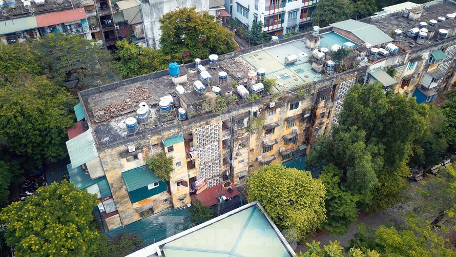 Tận thấy những khu chung cư cũ ở Hà Nội hư hỏng nặng chờ được cải tạo