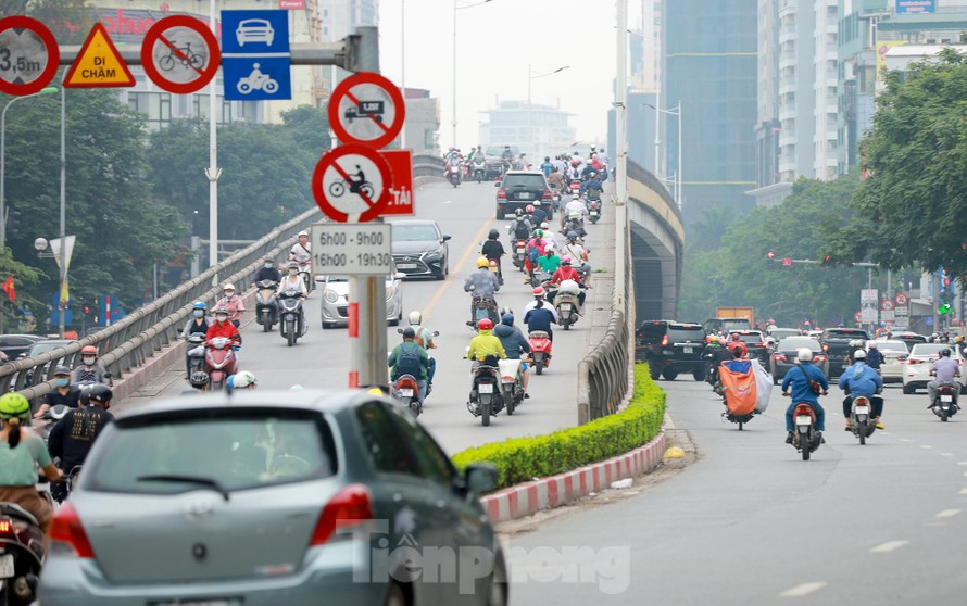 Bất chấp lệnh cấm giờ cao điểm, xe máy vẫn vô tư phi lên cầu vượt Láng - Lê Văn Lương