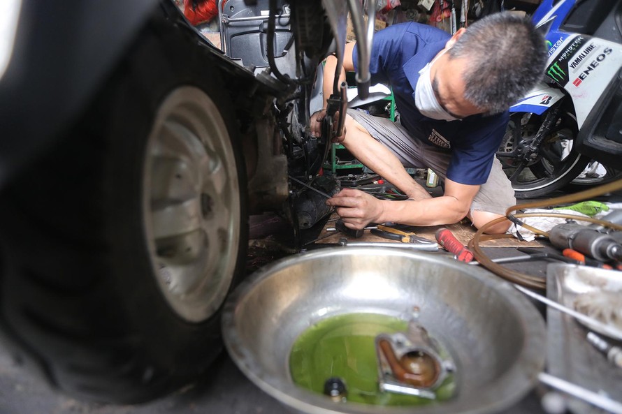 Cửa hàng sửa chữa xe máy ở Hà Nội tấp nập khách sau 'giấc ngủ' dài