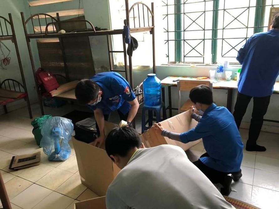 Sinh viên dọn đồ để nhường phòng cho người cách ly