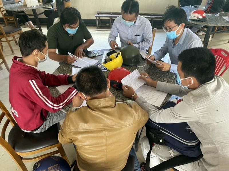 Nhóm người đang khai báo y tế tại chốt kiểm dịch trên quốc lộ 1A phía Nam tỉnh Bình Thuận. Ảnh: CTV.