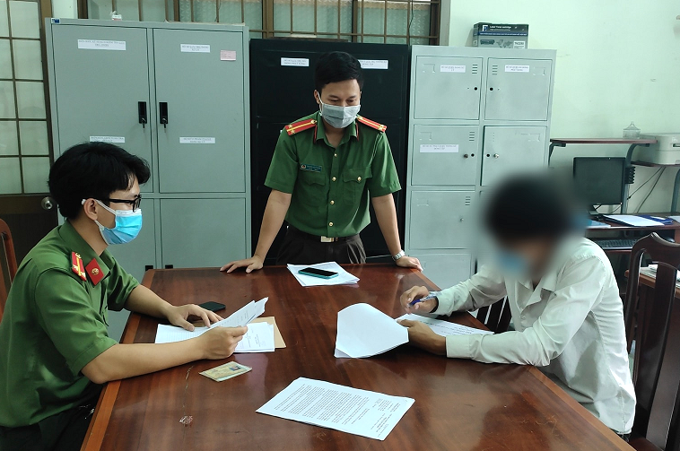Công an thị xã Phú Mỹ làm việc với H. Ảnh: Công an cung cấp.