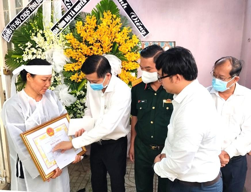 Ông Trần Văn Tuấn, Phó Chủ tịch UBND tỉnh Bà Rịa-Vũng Tàu đến viếng, truy tặng Bằng khen vì đã có thành tích xuất sắc trong công tác phòng, chống dịch COVID-19 trên địa bàn cho thiếu tá Nguyễn Thành Trí hồi tháng 4/2021. Ảnh: Báo Bà Rịa-Vũng Tàu.