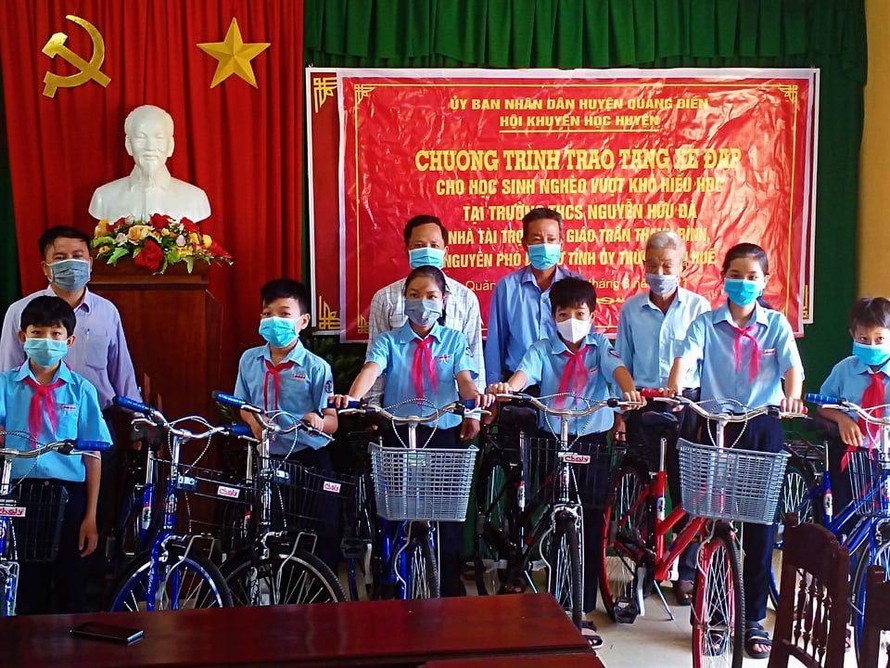 Ban giám hiệu Trường THCS Nguyễn Hữu Đà đã trao 10 chiếc xe đạp cho các học sinh có hoàn cảnh khó khăn.