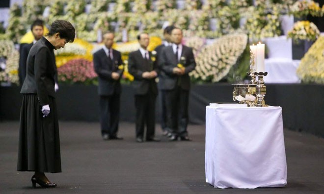 Tổng thống Hàn Quốc cúi đầu trước các nạn nhân thiệt mạng trong vụ chìm phà ở trung tâm tang lễ Ansan, phía nam Seoul, hôm 29/4. 
