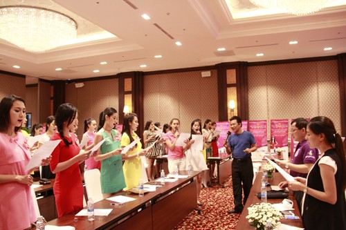 Thí sinh hoa hậu hát về biển đảo quê hương