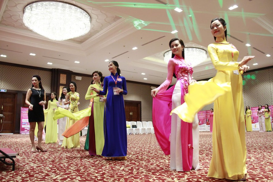 Ngắm thí sinh hoa hậu mặc áo dài đi catwalk
