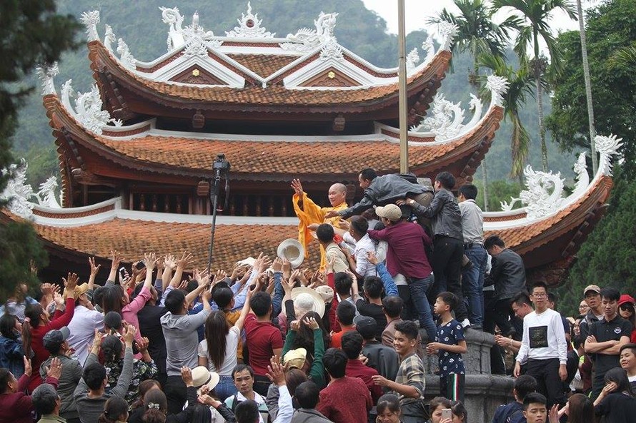 Cảnh phát lộc gây tranh cướp tại chùa Hương