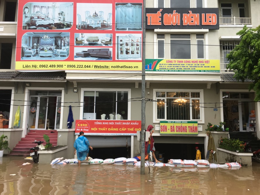 Đô thị ven đại lộ Thăng Long ngập nặng, dân đắp 'tường cát' chống nước