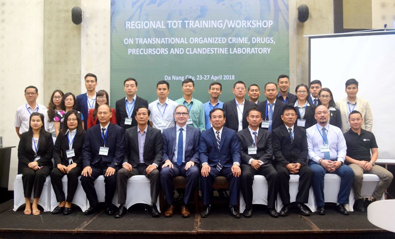 Các đại biểu tham dự khóa tập huấn chụp ảnh lưu niệm