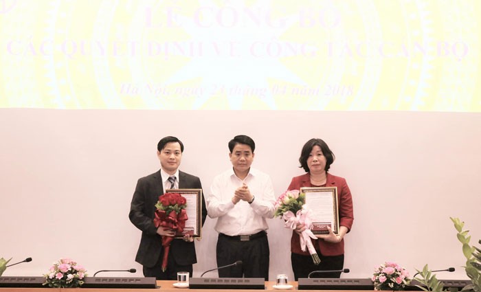 Chủ tịch UBND thành phố Hà Nội Nguyễn Đức Chung chúc mừng hai Phó giám đốc Sở