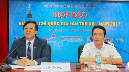 Phó Chủ tịch Thường trực Hội Nhà báo Việt Nam Hồ Quang Lợi và Thứ trưởng Bộ Thông tin Truyền thông chủ trì buổi họp báo
