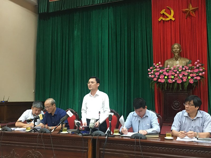 Ông Phạm Quý Tiên, Chánh văn phòng UBND thành phố trả lời báo chí
