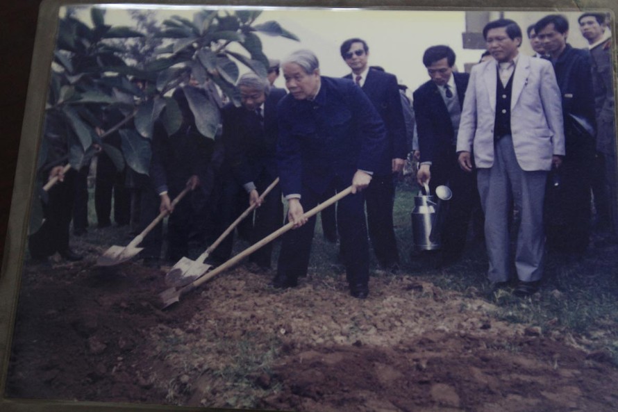 Hình ảnh Cố Tổng Bí thư Đỗ Mười trồng cây đa lưu niệm tại xã Đông Mỹ năm 1996. Ảnh tư liệu.