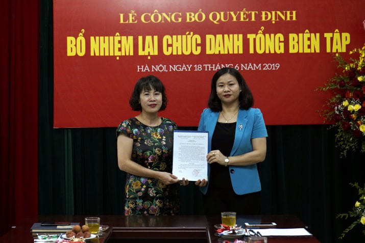 Chủ tịch LĐLĐ thành phố Hà Nội Nguyễn Thị Tuyến (phải) trao quyết định bổ nhiệm lại chức vụ Tổng Biên tập báo Lao động Thủ đô cho bà Lê Thị Bích Ngọc