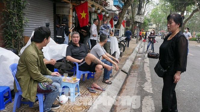 Người dân phố Trúc Bạch thảnh thơi nói chuyện trên vỉa hè sáng 21/3. Ảnh: Mạnh Thắng