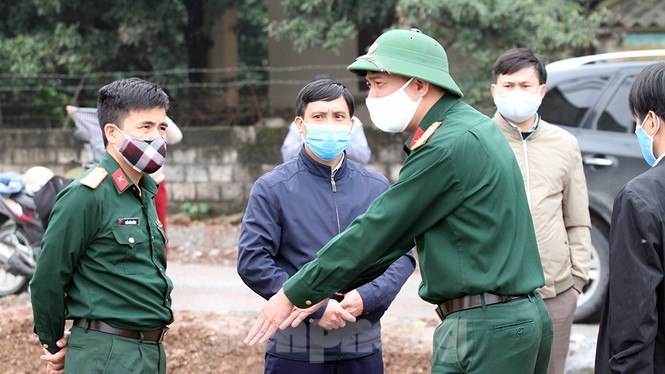Lực lượng chức năng sẵn sàng phong tỏa một thôn ở Hà Nam vì bệnh nhân 251. Ảnh: Hoàng Mạnh Thắng