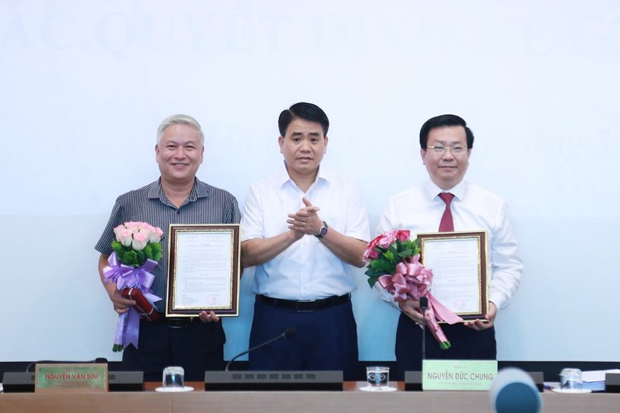 Chủ tịch UBND thành phố Hà Nội Nguyễn Đức Chung chúc mừng ông Võ Nguyên Phong (bên trái) và ông Nguyễn Đức Hùng (bên phải).