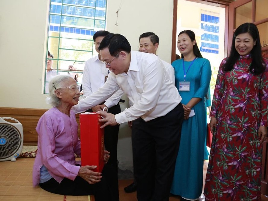 Bí thư Thành ủy Hà Nội Vương Đình Huệ thăm hỏi người có công đang được chăm sóc tại Trung tâm Nuôi dưỡng và Điều dưỡng người có công số 2 Hà Nội