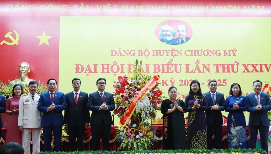 Chủ tịch HĐND thành phố Hà Nội Nguyễn Thị Bích Ngọc tặng hoa chúc mừng ĐH Đảng bộ huyện Chương Mỹ