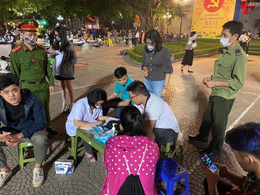 Theo báo cáo của quận Hoàn Kiếm, trong 3 ngày qua, các đơn vị của quận đã xử phạt hàng chục trường hợp không đeo khẩu trang nơi công cộng. Ảnh: PV