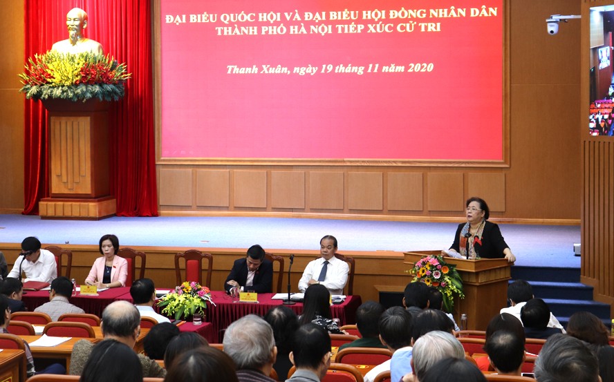 Chủ tịch HĐND thành phố Hà Nội Nguyễn Thị Bích Ngọc phát biểu tại hội nghị tiếp xúc cử tri