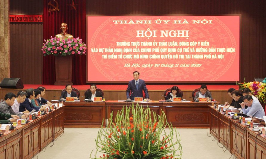 Bí thư Thành ủy Hà Nội Vương Đình Huệ phát biểu tại hội nghị
