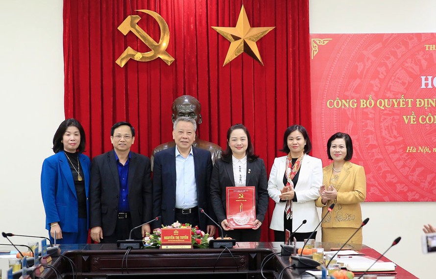 Phó Bí thư Thường trực Thành ủy Nguyễn Thị Tuyến và các lãnh đạo Sở Văn hóa và Thể thao chúc mừng bà Bùi Thị Thu Hiền