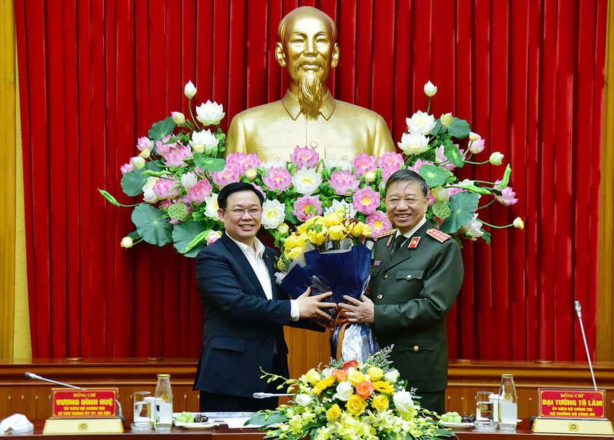 Bộ trưởng Bộ Công an Tô Lâm và Bí thư Thành ủy Hà Nội Vương Đình Huệ.