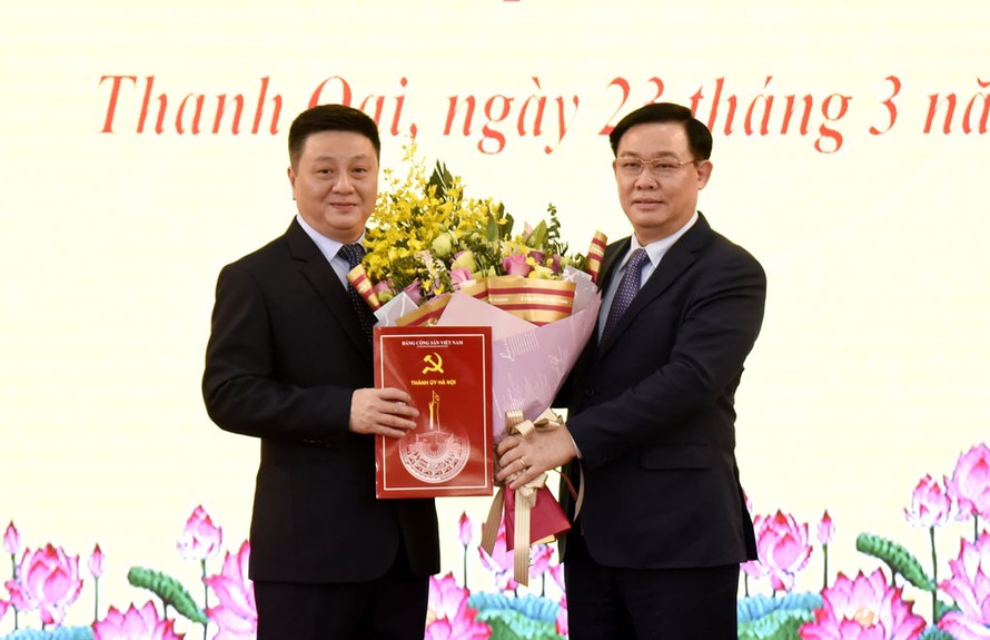 Bí thư Thành ủy Hà Nội Vương Đình Huệ trao quyết định, tặng hoa chúc mừng ông Bùi Hoàng Phan