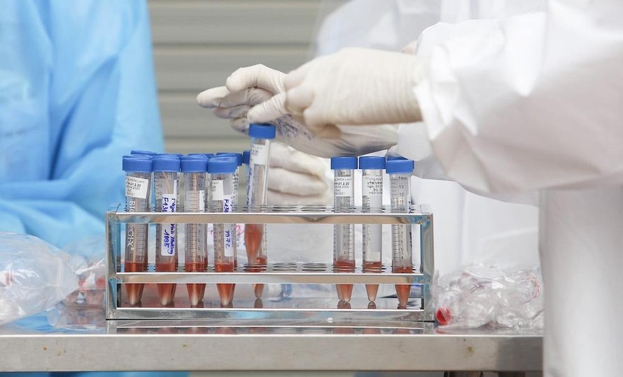 Hà Nội xét nghiệm sàng lọc SARS-CoV-2 cho toàn bộ nhân viên y tế
