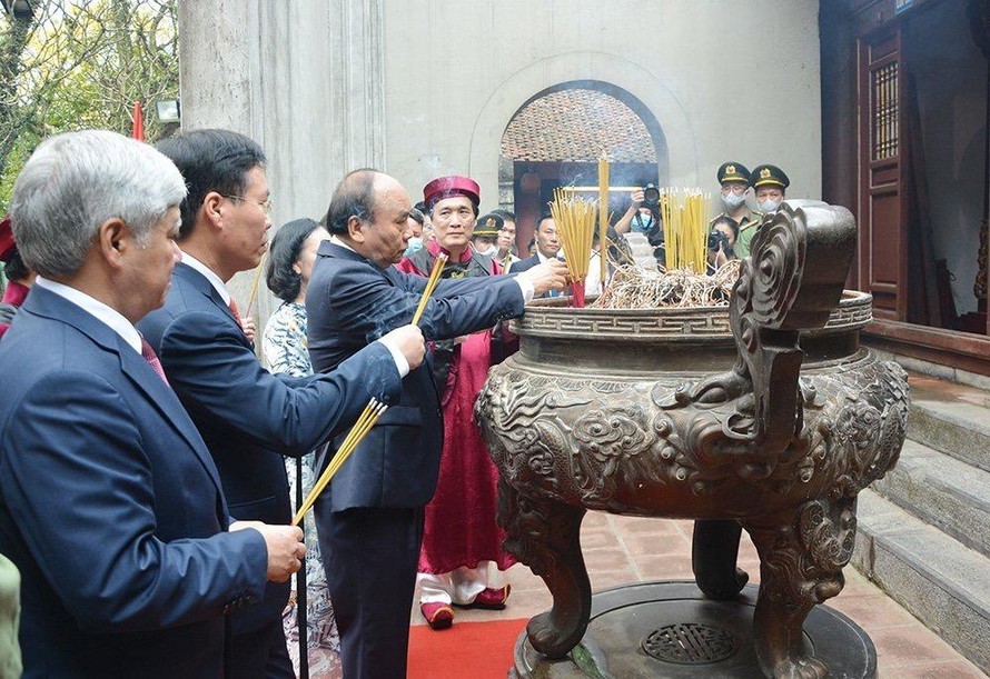 Chủ tịch nước Nguyễn Xuân Phúc và các lãnh đạo Đảng, Nhà nước dâng hương tại điện Kính Thiên (đền Thượng). 