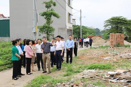 Đoàn Giám sát của Thường trực HĐND thành phố trong một lần đi kiểm tra thực tế dự án chậm triển khai