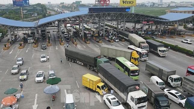 Trong ngày đầu Hà Nội áp dụng Chỉ thị 16, tuyến cao tốc Pháp Vân hướng về Hà Nội đã ùn tắc kéo dài, đa số xe bị buộc phải quay đầu. 