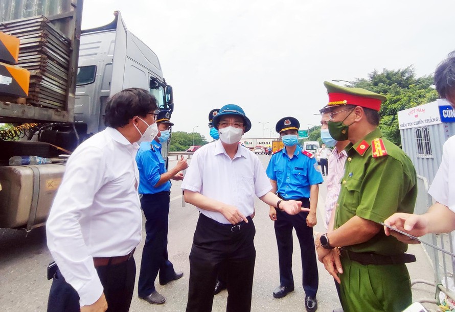 Chủ tịch UBND thành phố Hà Nội thị sát, chỉ đạo công tác kiểm soát phòng chống dịch trên địa bàn Thủ đô