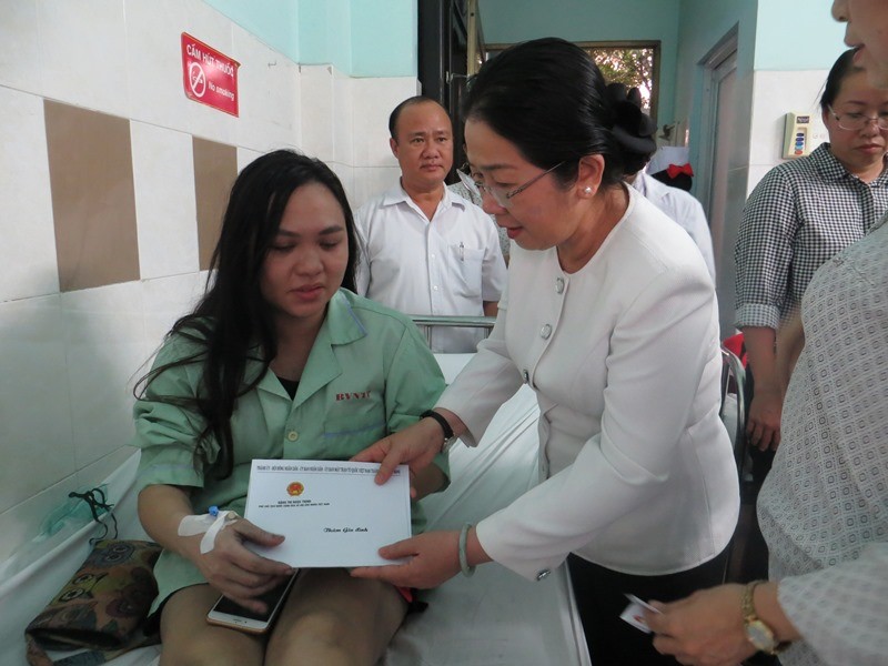 Phó bí thư Thành ủy TPHCM Cao Thị Dung thăm hỏi, động viên nạn nhân đang điều trị tại bệnh viện