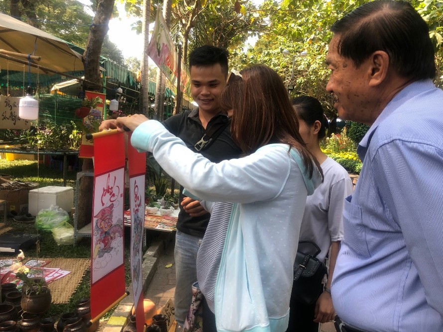 Nhiều bạn trẻ nán lại Sài Gòn bán buôn dịp tết