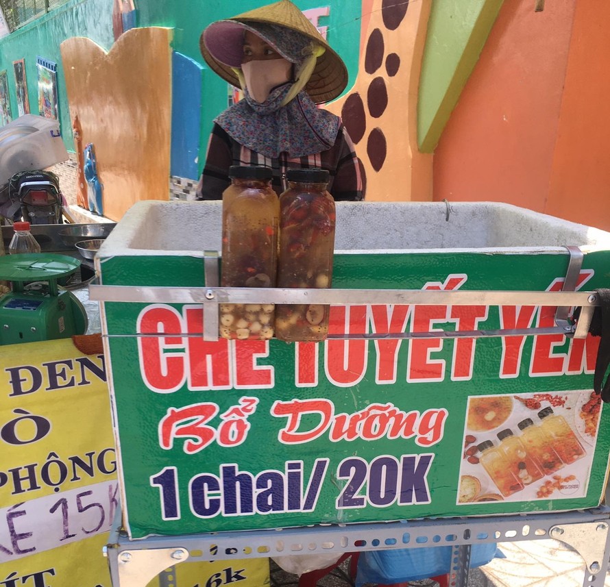 Chè dưỡng nhan được bày bán trên nhiều tuyến đường ở Sài Gòn