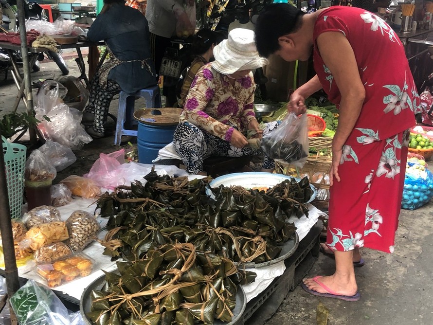 Sau dịch COVID-19, nhiều người đến chợ mua sắm trong ngày tết Đoan Ngọ mùng 5 tháng 5