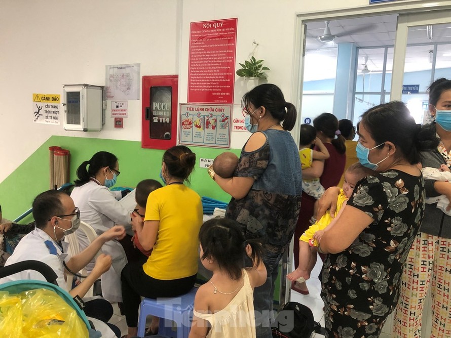 Những ngày gần đây, trẻ mắc bệnh hô hấp nhập viện tăng đột biến