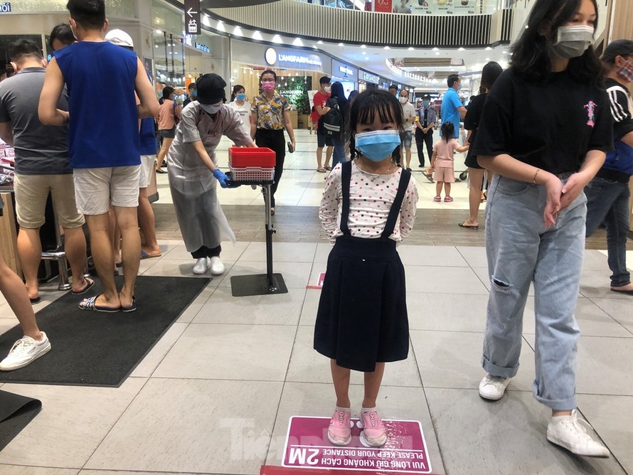 Khẩu trang, rửa tay, đứng giãn cách... là cách phòng dịch COVID-19