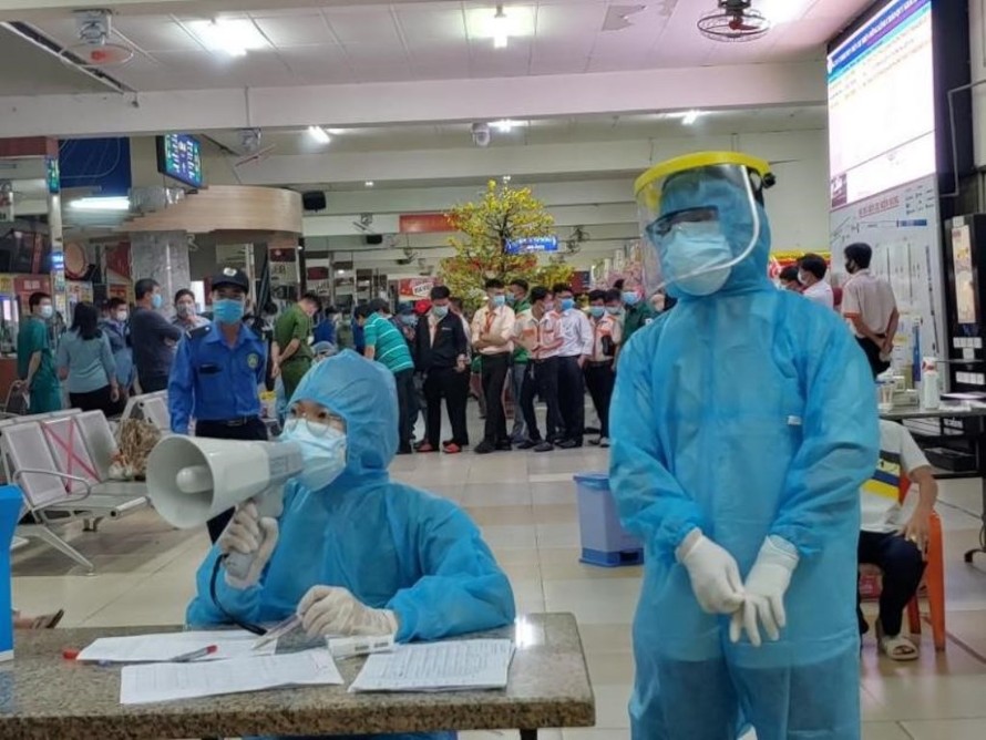 Cán bộ y tế Trung tâm y tế quận Bình Thạnh lấy mẫu xét nghiệm tại Bến xe miền Đông (cũ)