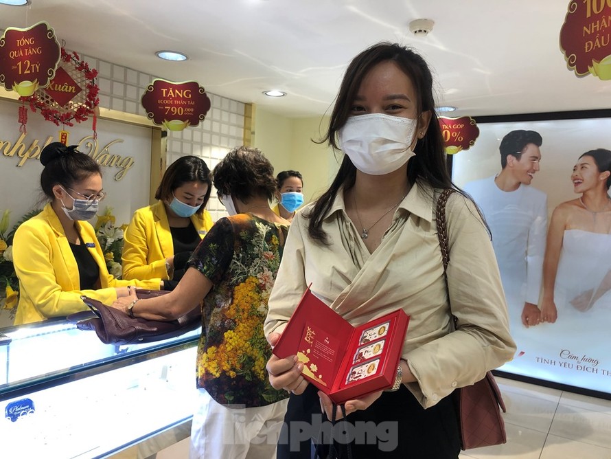Nữ khách hàng vui vẻ khoe bộ sản phẩm mua trong ngày Thần tài với hy vọng may mắn suốt năm