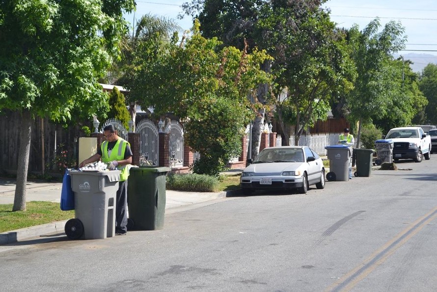 Nhân viên CWS kiểm tra và dán giấy thông báo từ chối thu gom rác nếu người dân phân loại không đúng rác tái chế