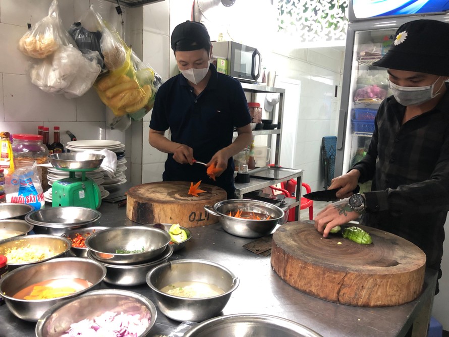 Quán lẩu dê trên đường Võ Văn Kiệt (quận 1) chuẩn bị thức ăn phục vụ khách tại chỗ